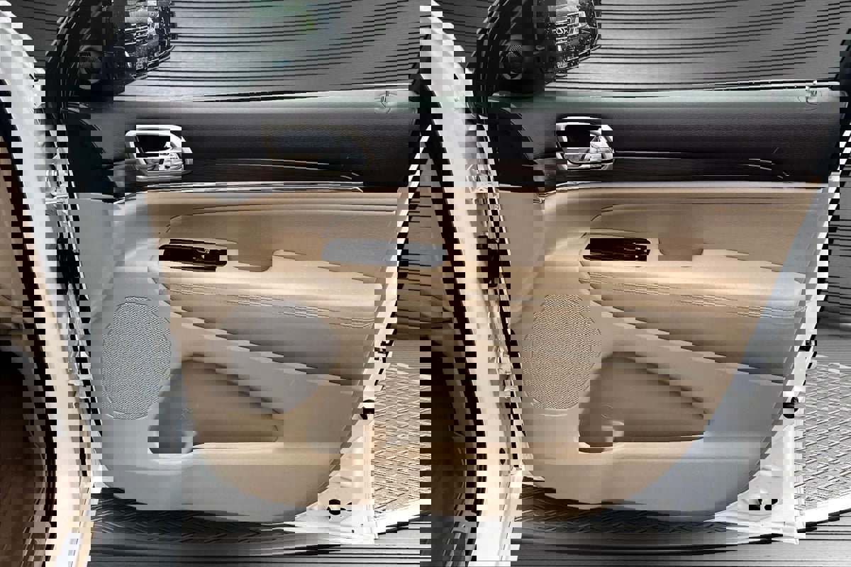 Used 2015 Jeep Grand Cherokee Overland image 27