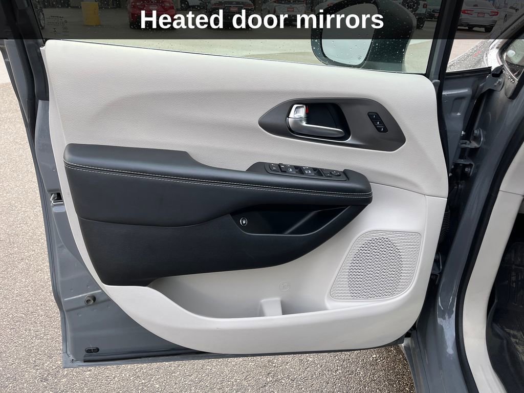 Used 2023 Chrysler Pacifica Touring-L image 13