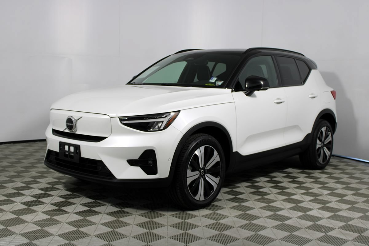 Used 2023 Volvo XC40 Recharge Plus w/ Protection Package Premier AWD/4WD image 28