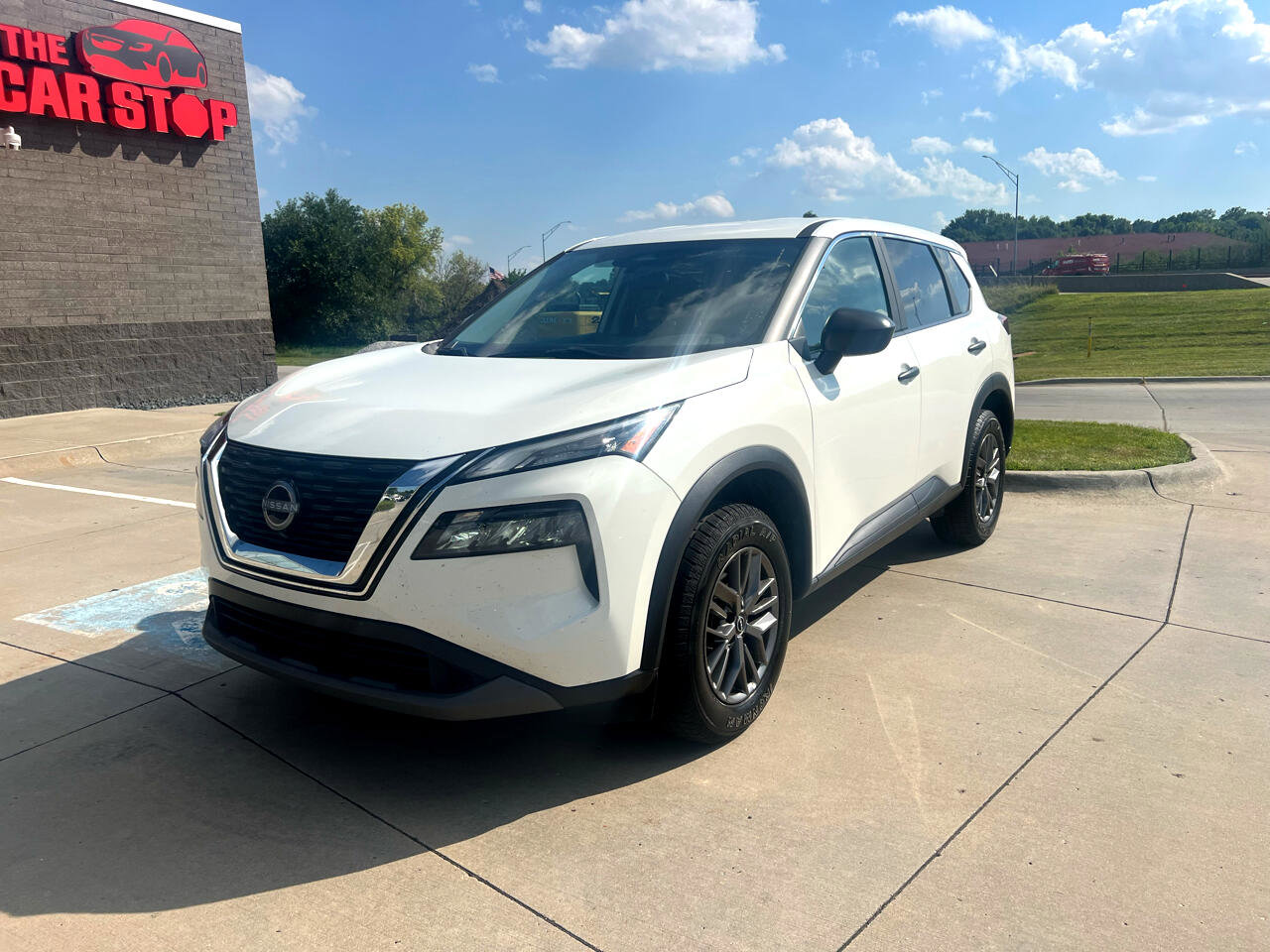 Used 2023 Nissan Rogue S image 2