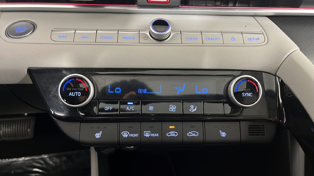 Used 2024 Hyundai Elantra Limited FWD image 31