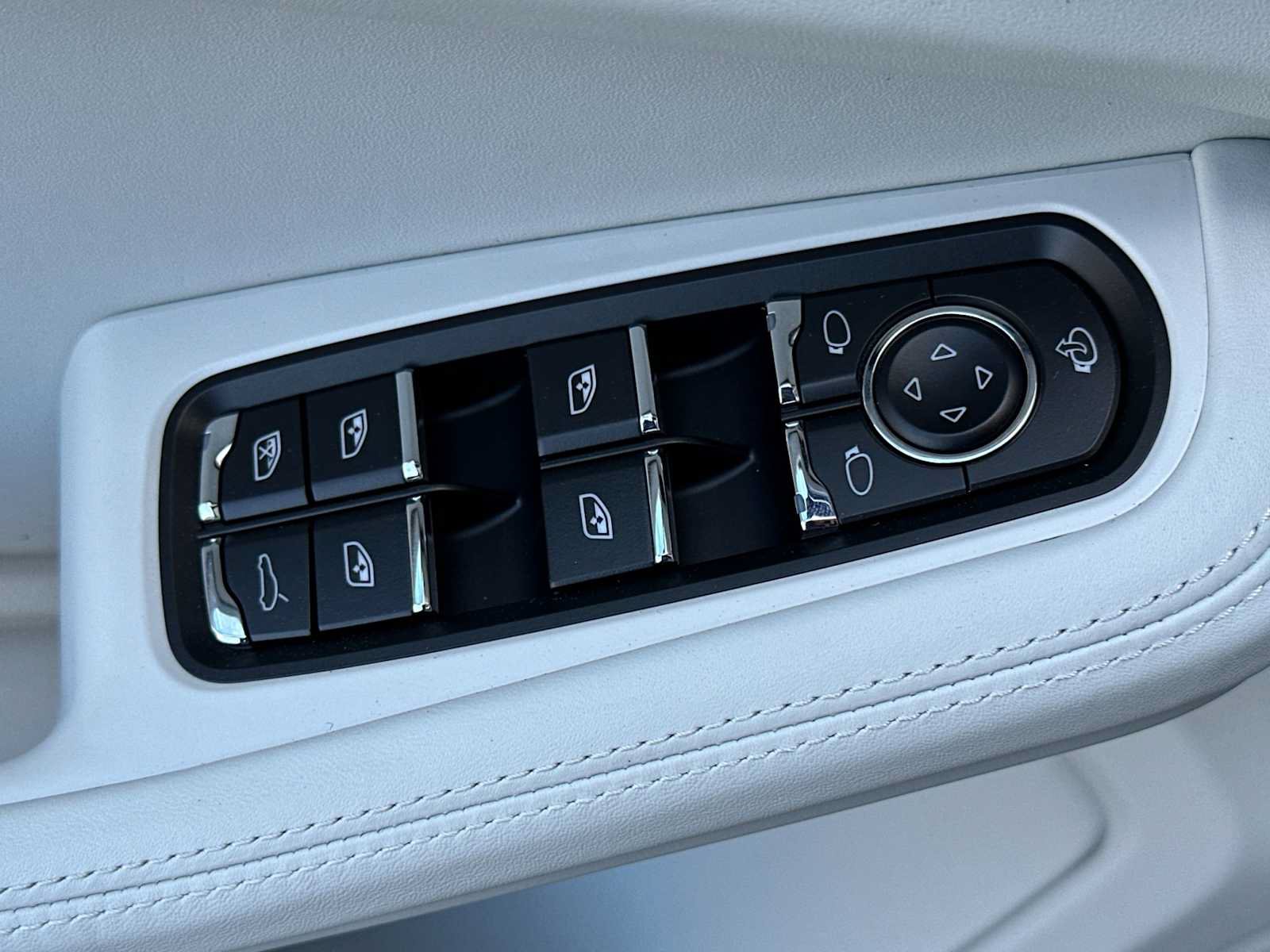 New 2025 Porsche Macan AWD/4WD image 13