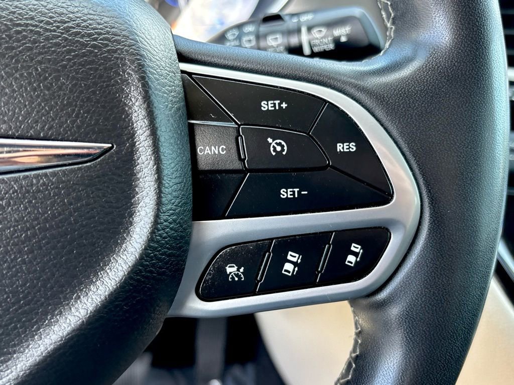 Used 2023 Chrysler Pacifica Touring-L FWD image 15