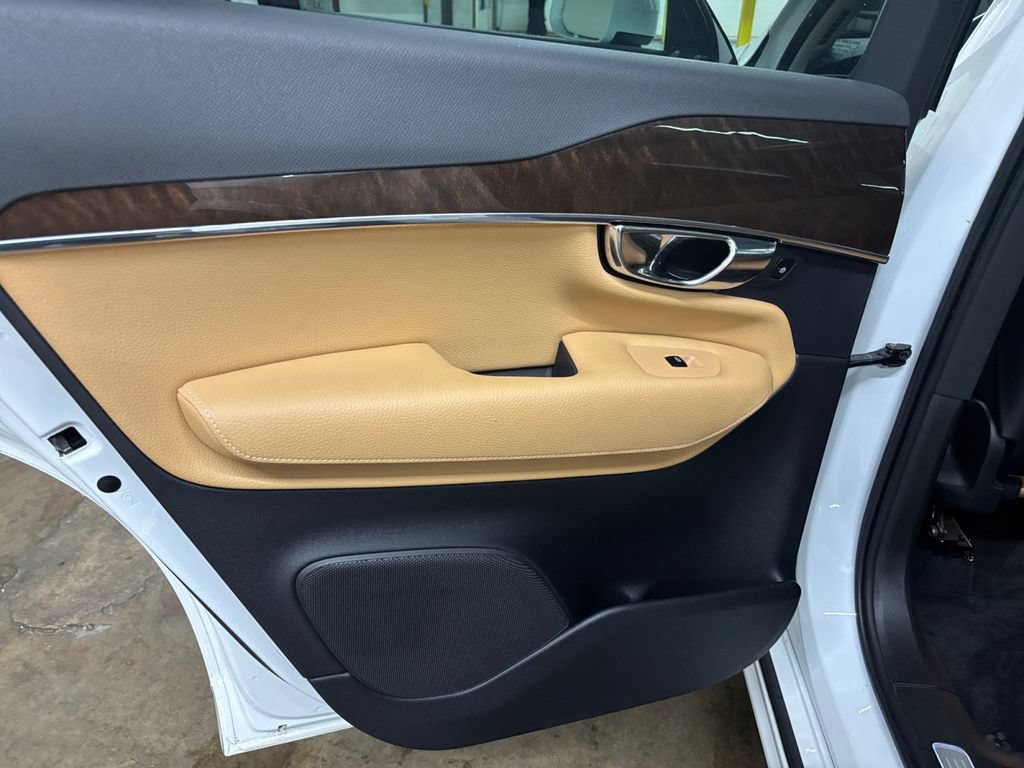 Used 2016 Volvo XC90 T6 Momentum w/ Momentum Plus Package AWD/4WD image 16