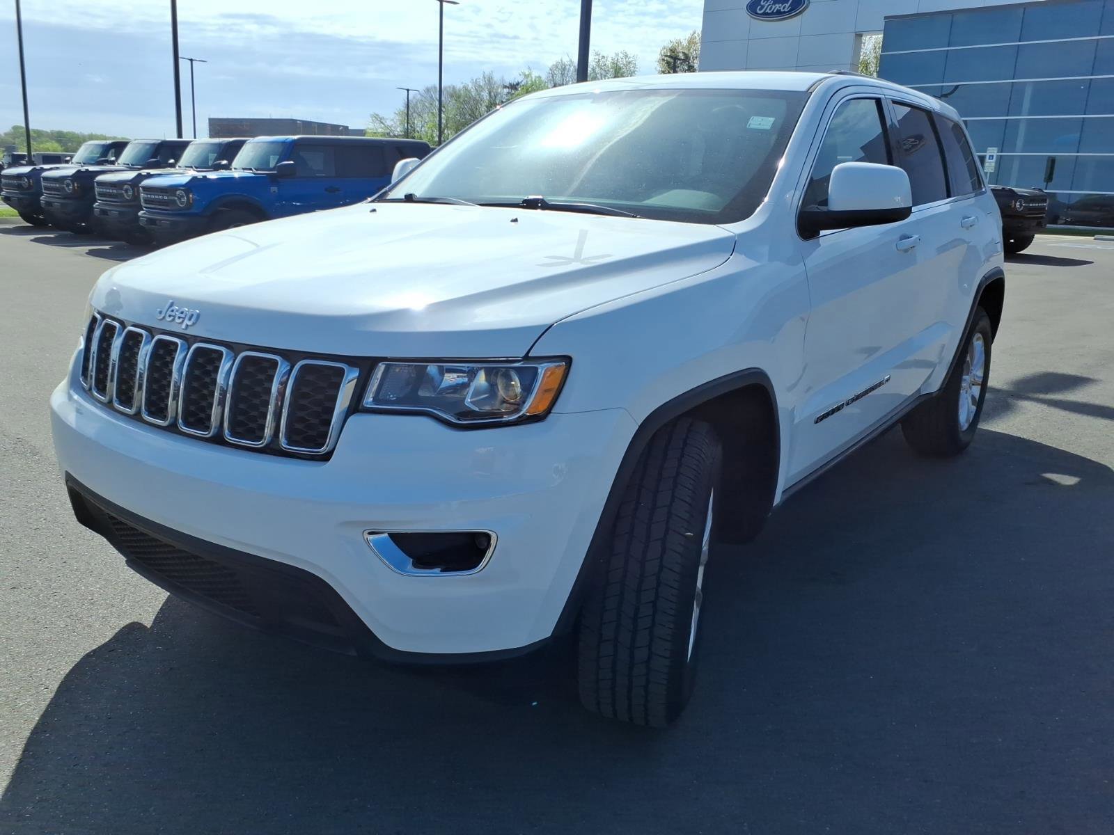 Used 2022 Jeep Grand Cherokee Laredo E image 1