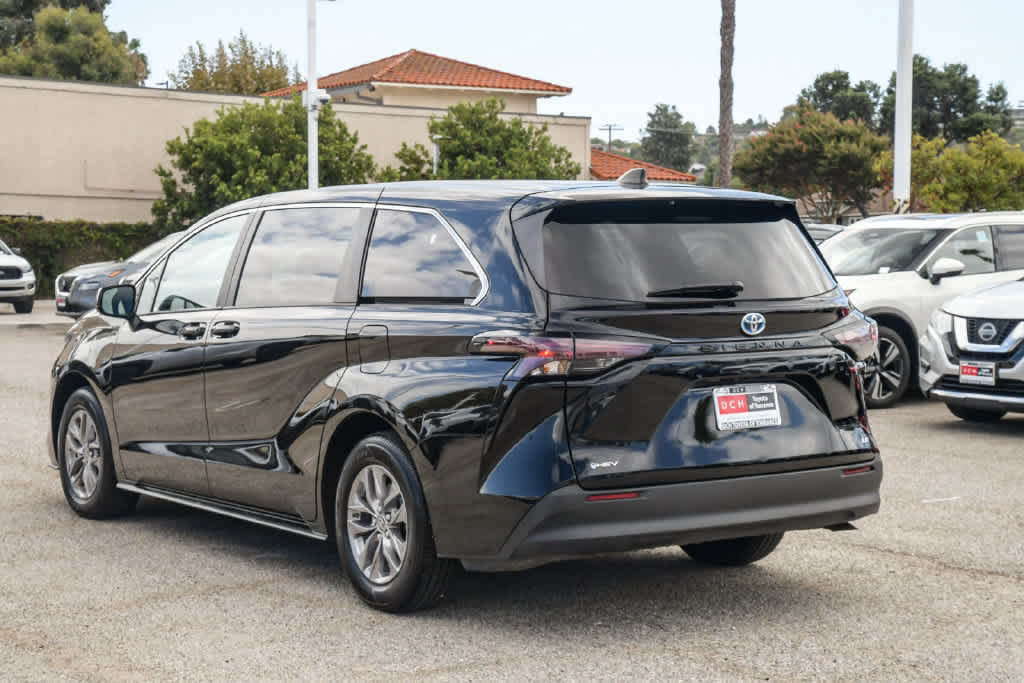 Used 2025 Toyota Sienna LE FWD image 8