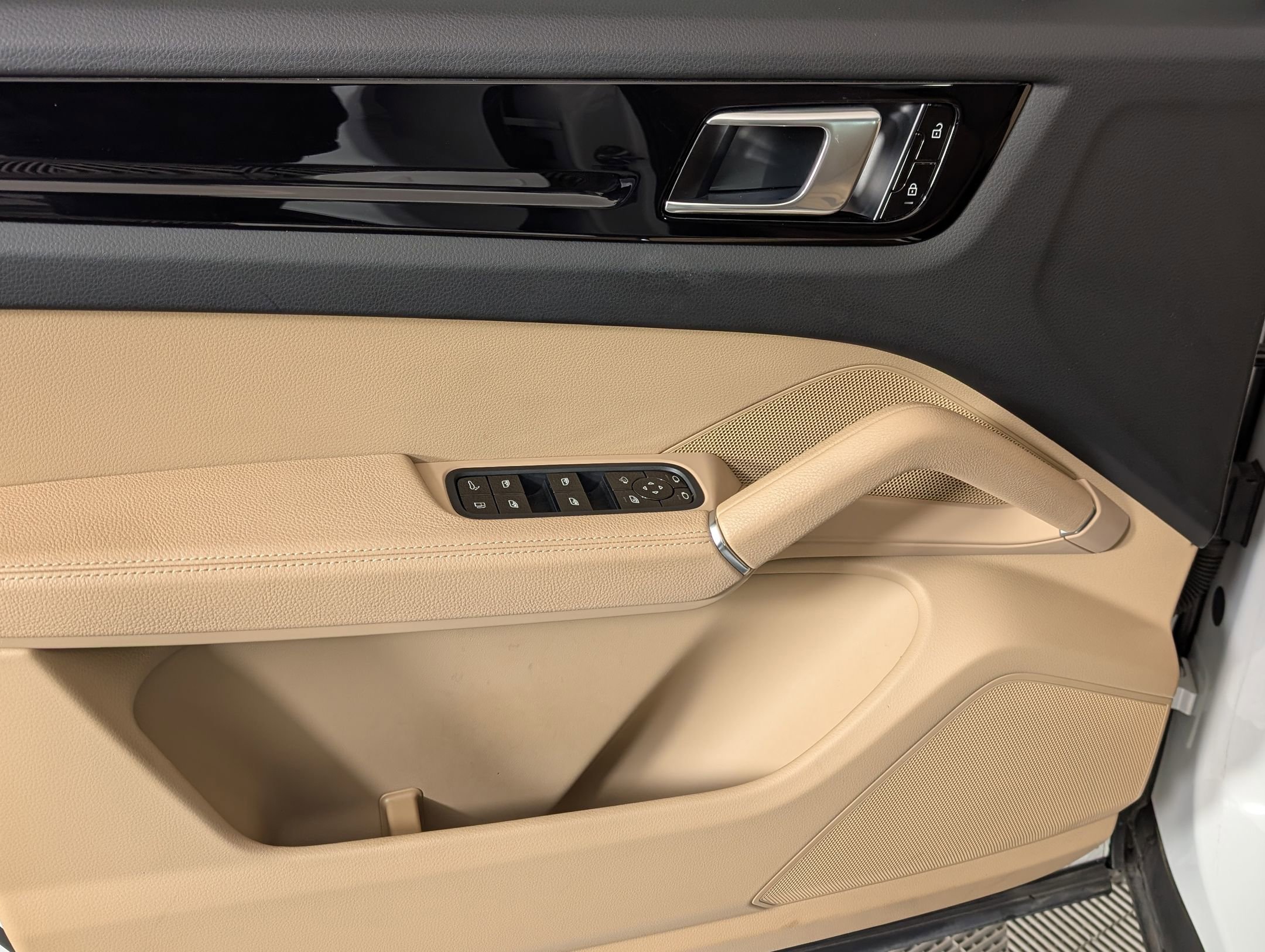 Used 2021 Porsche Cayenne E-Hybrid image 16