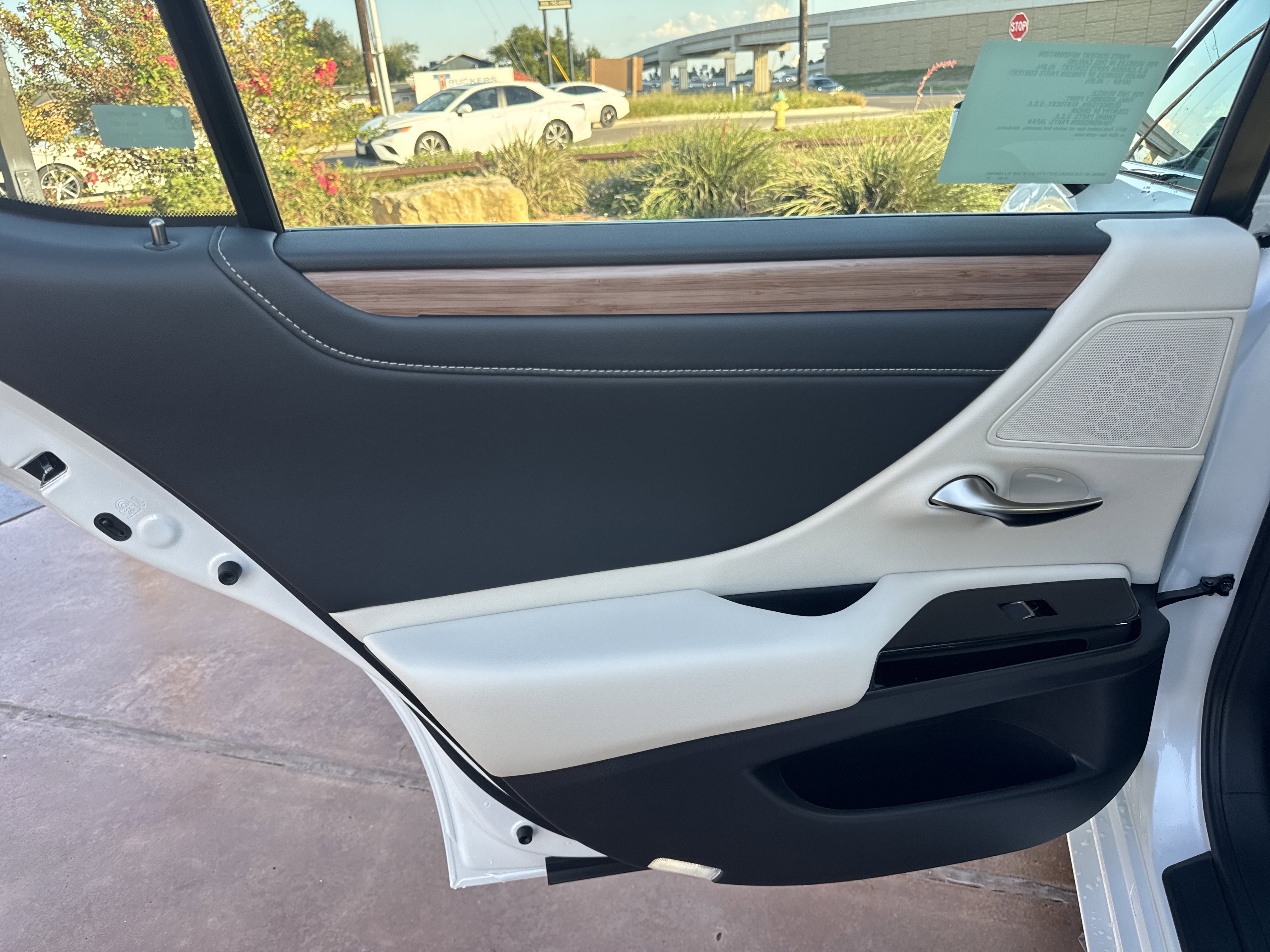 New 2025 Lexus ES 300h w/ Premium Package image 8