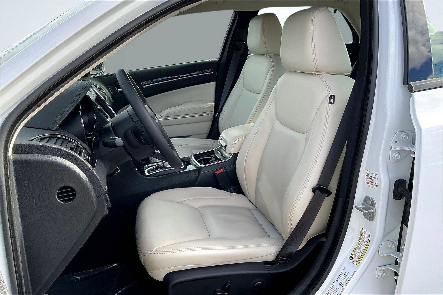 Used 2023 Chrysler 300 Touring L image 25