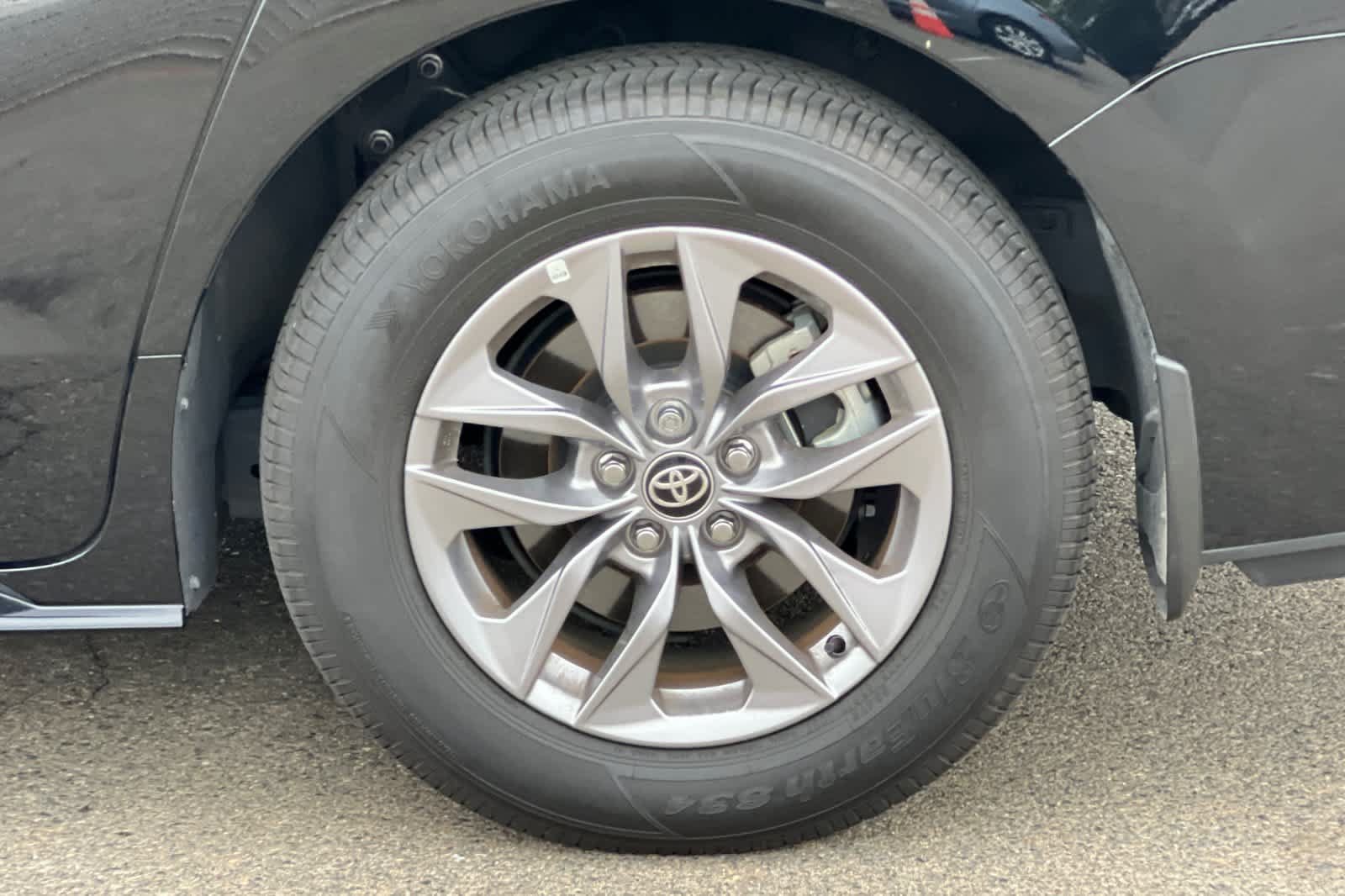 Certified 2025 Toyota Sienna LE FWD image 25