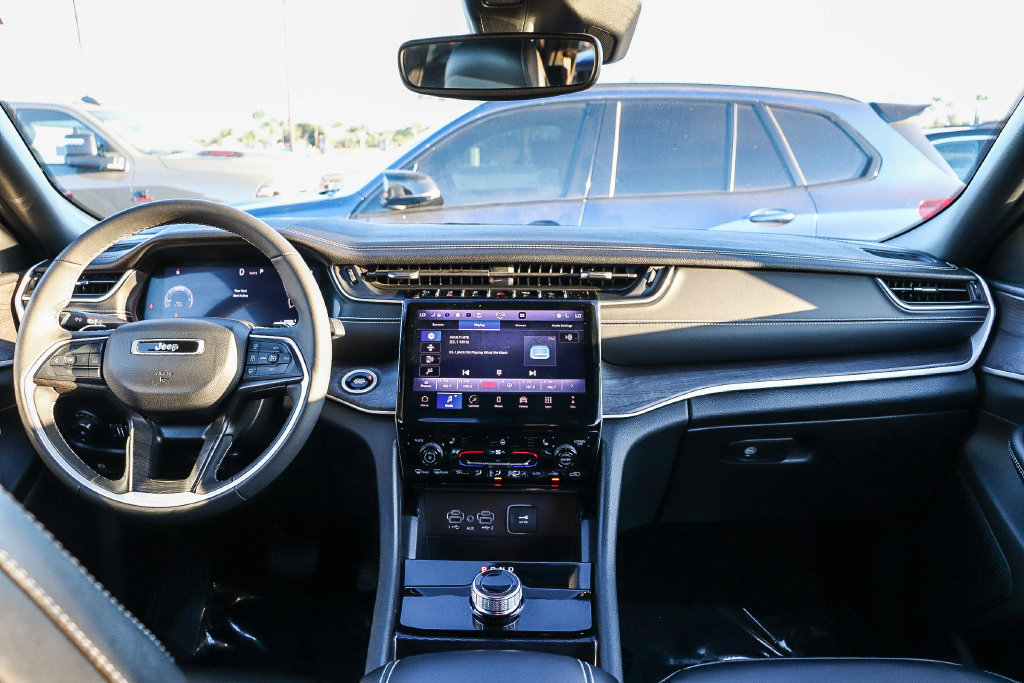 Used 2024 Jeep Grand Cherokee Limited RWD image 14