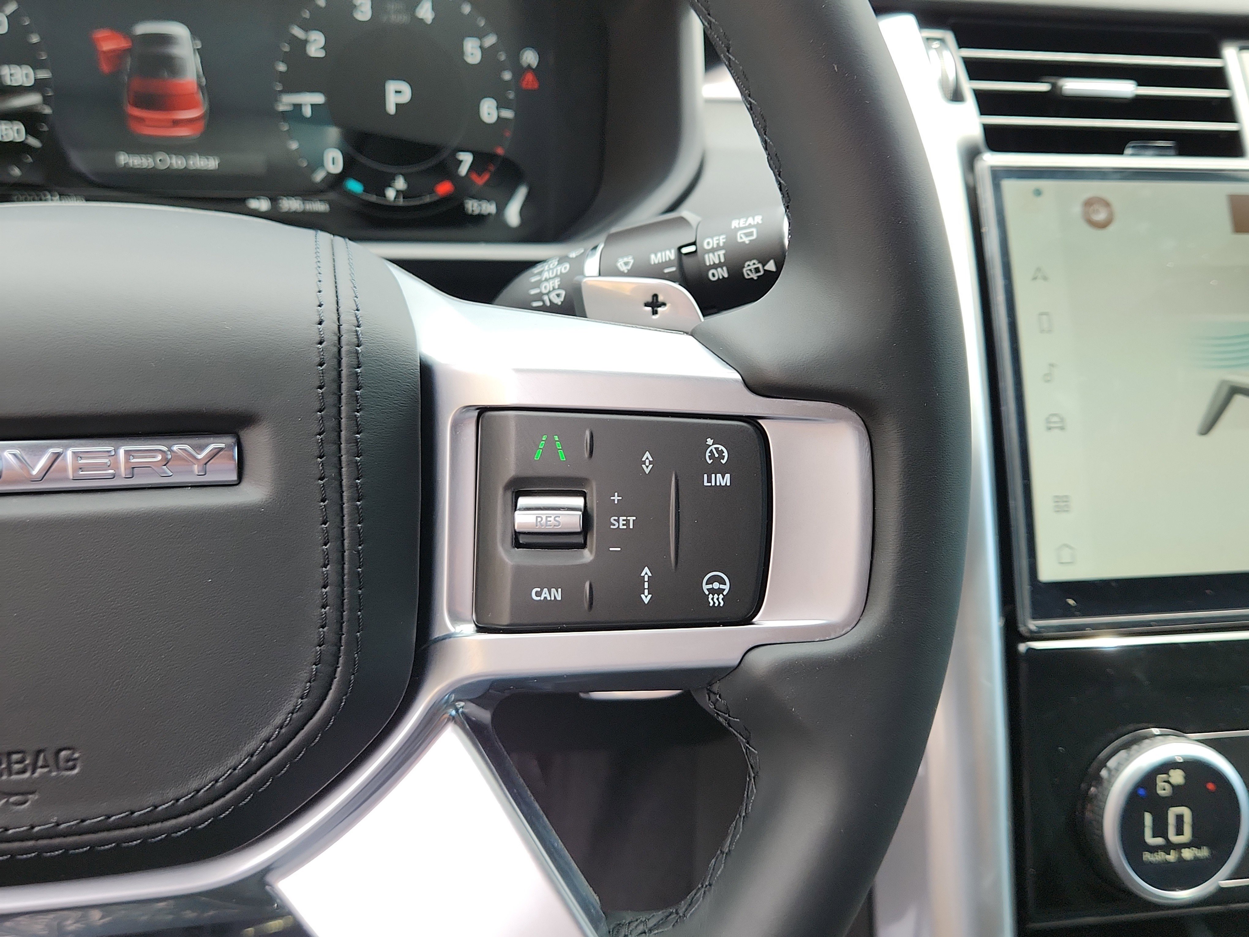 New 2025 Land Rover Discovery Metropolitan Edition image 24