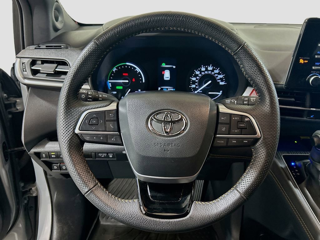 Used 2023 Toyota Sienna XLE Woodland Edition image 9