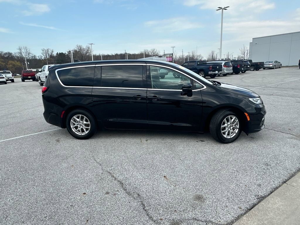 Used 2024 Chrysler Pacifica Touring-L image 2