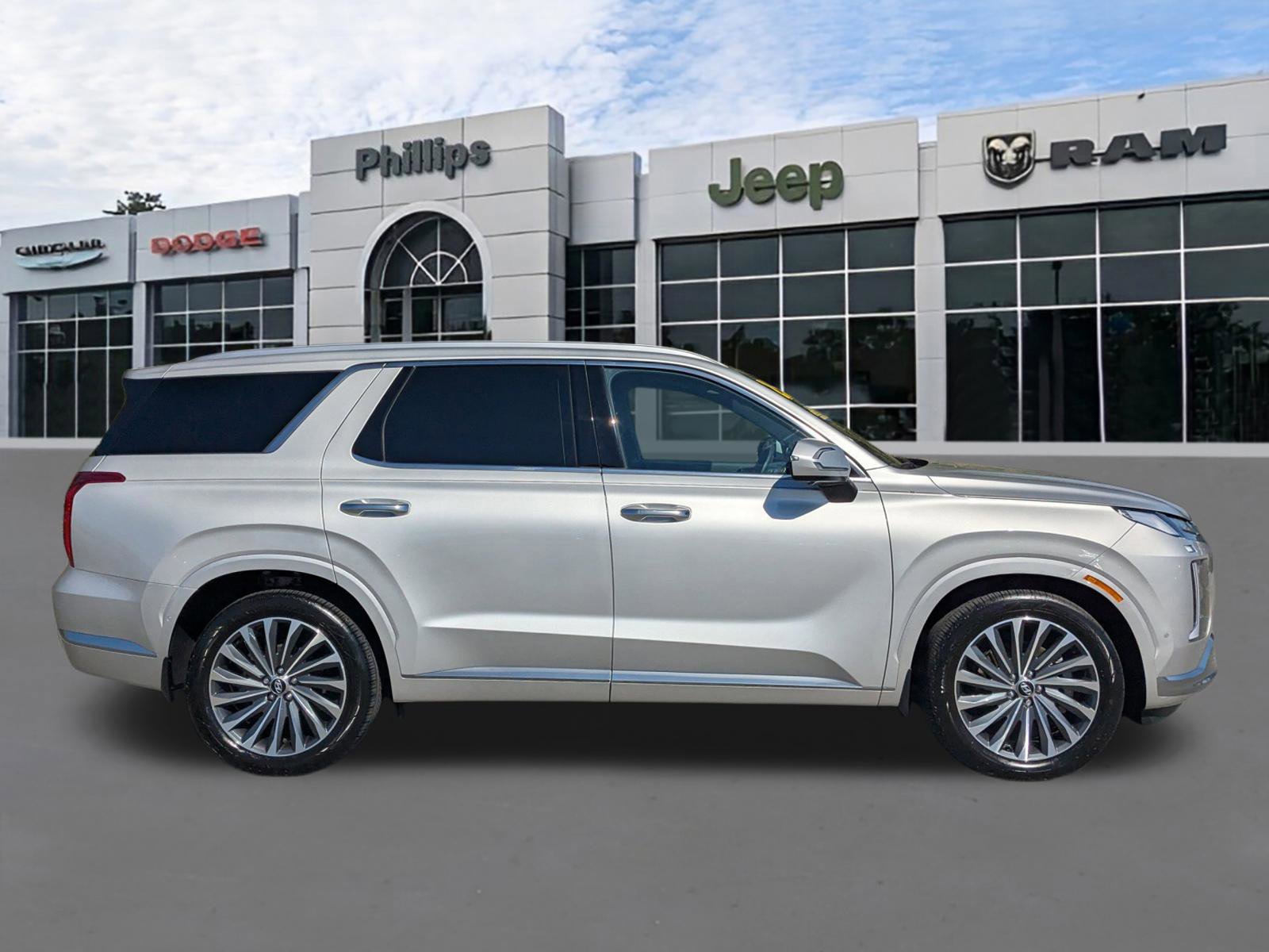 Used 2025 Hyundai Palisade Calligraphy image 2