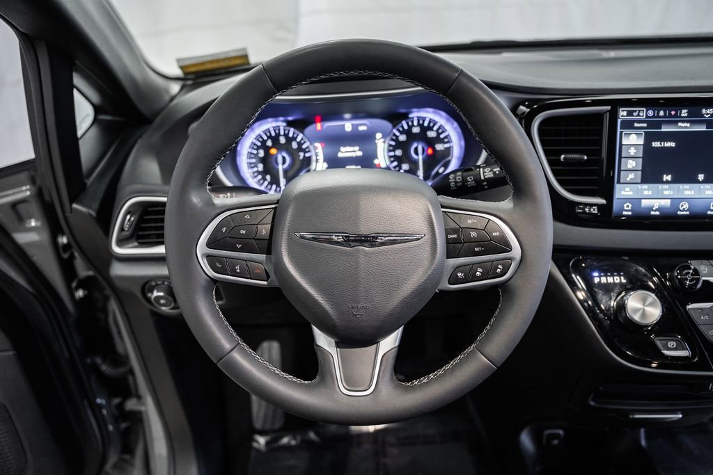 Used 2025 Chrysler Pacifica Select image 34