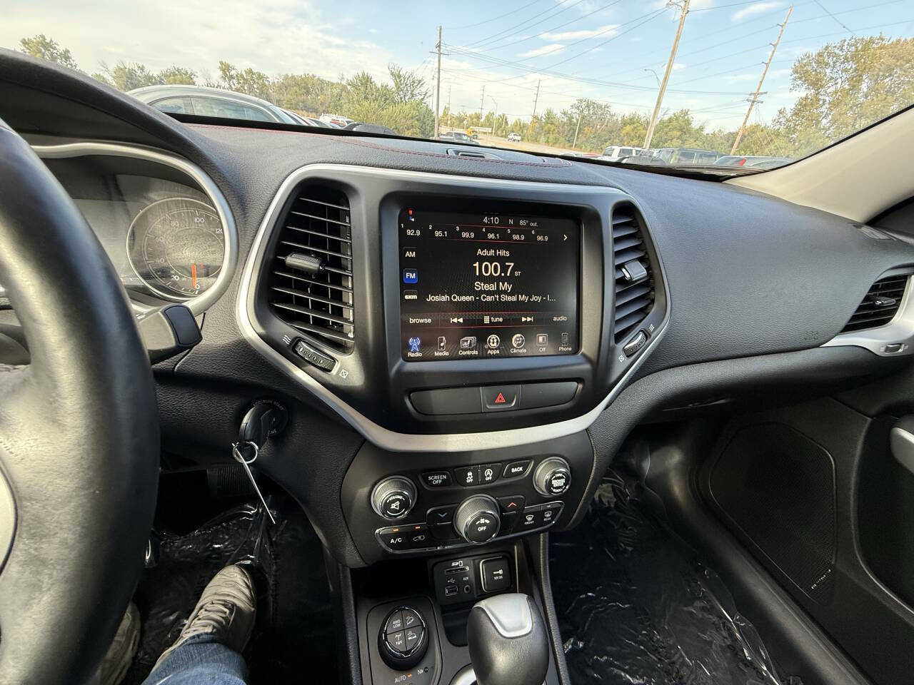 Used 2017 Jeep Cherokee Trailhawk w/ Cold Weather Group image 15