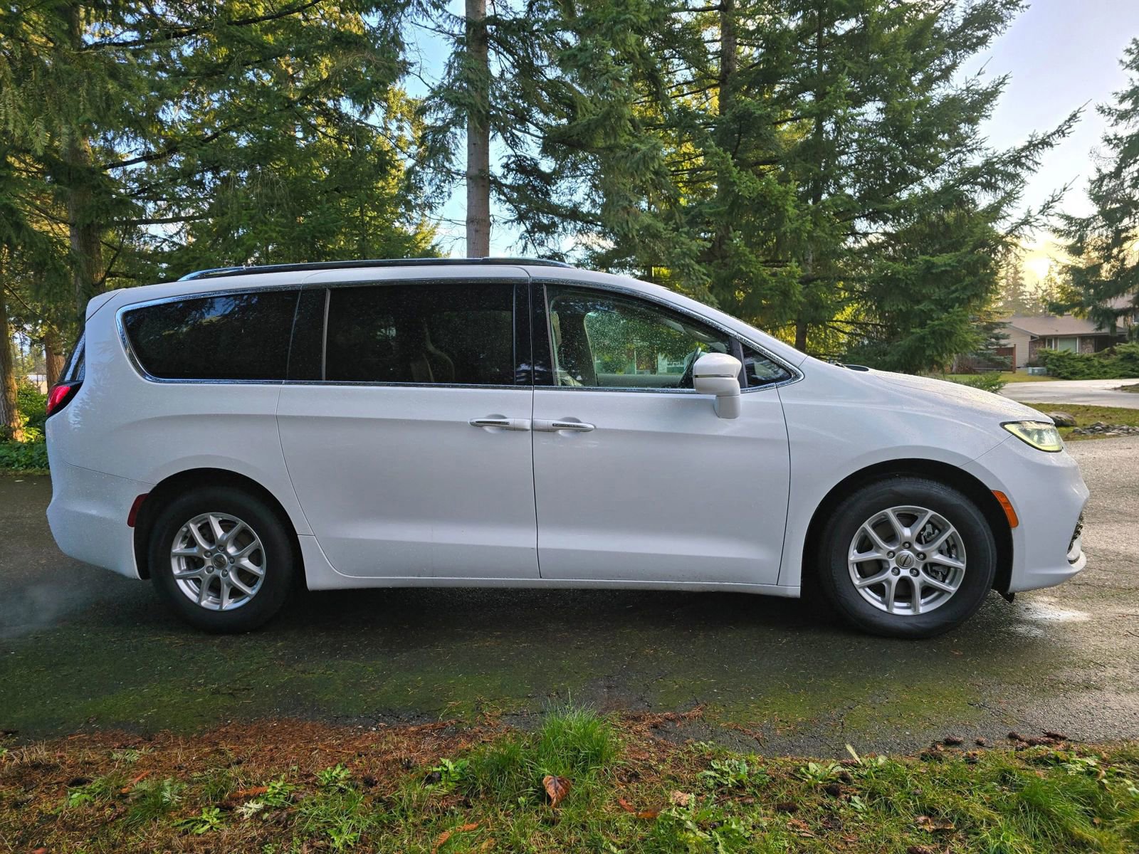 Used 2021 Chrysler Pacifica Touring-L image 6