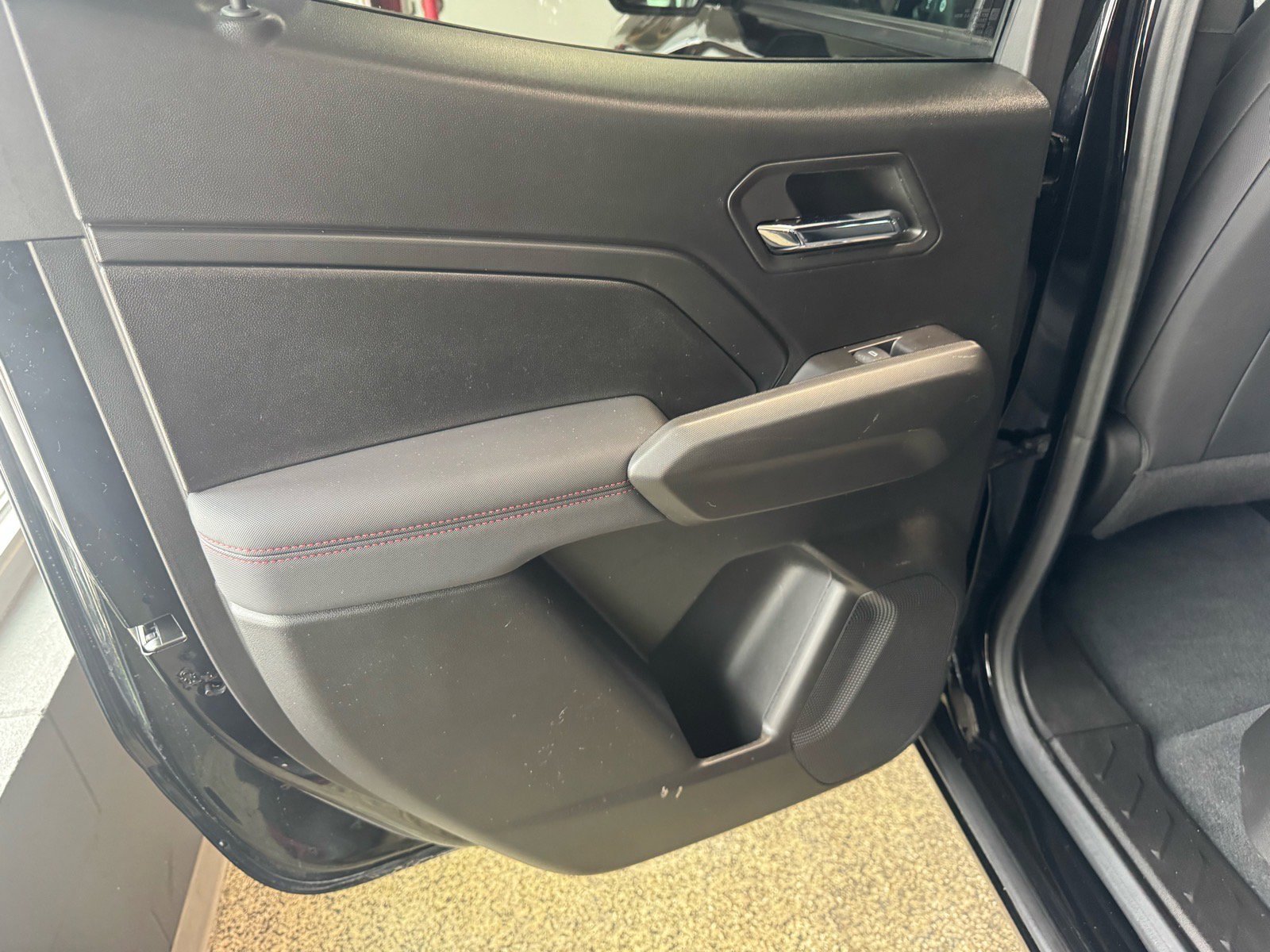 Used 2024 Chevrolet Colorado Z71 w/ Z71 Convenience Package 2 image 9