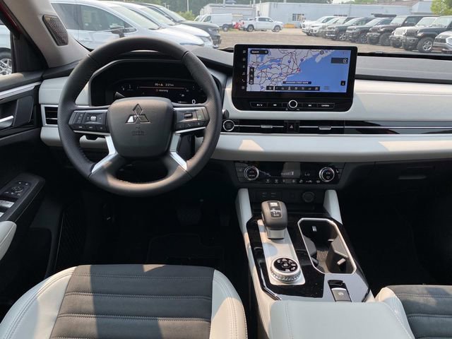 New 2025 Mitsubishi Outlander SE image 10