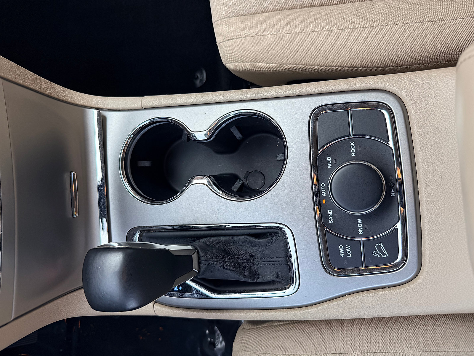 Used 2018 Jeep Grand Cherokee Laredo AWD/4WD image 16