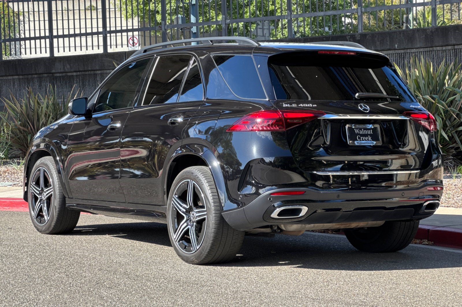 Used 2024 Mercedes-Benz GLE 450e 4MATIC image 3