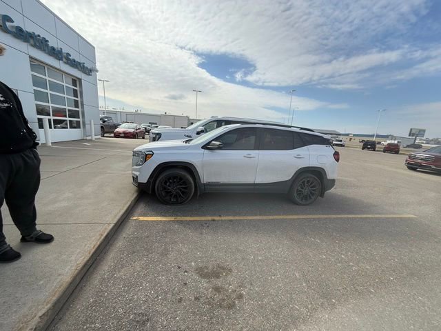 Used 2024 GMC Terrain SLE w/ Driver Convenience Package image 3