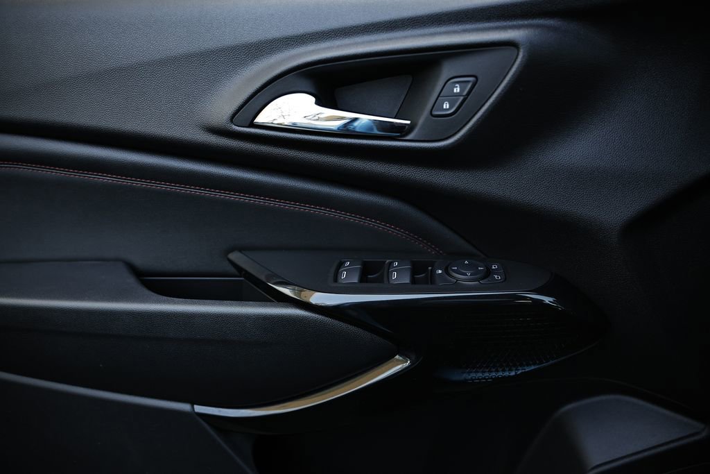 Used 2025 Chevrolet Trax RS w/ Sunroof Package FWD image 14