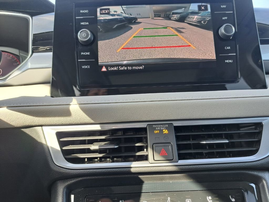 Used 2025 Volkswagen Taos SEL image 10