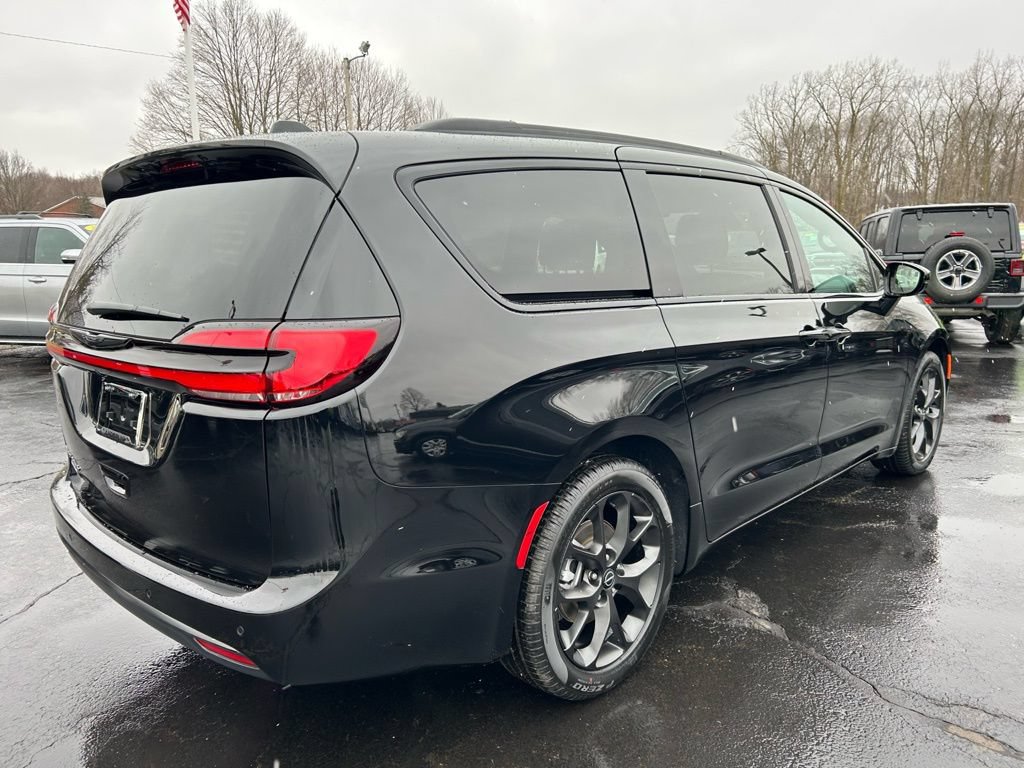 New 2026 Chrysler Pacifica Select w/ S Appearance Package FWD image 3