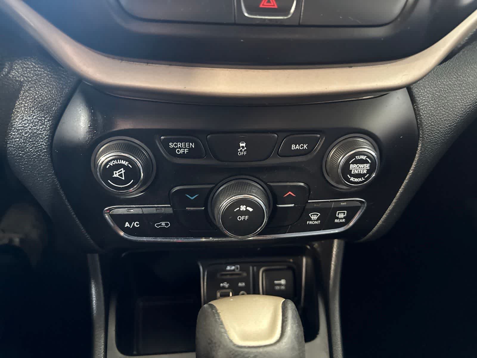 Used 2016 Jeep Cherokee Latitude FWD image 28