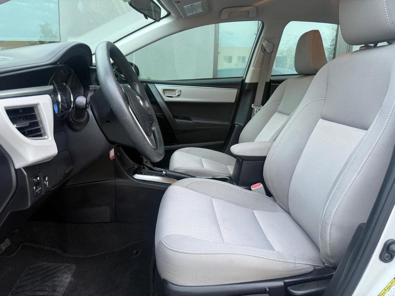 Used 2015 Toyota Corolla LE FWD image 17