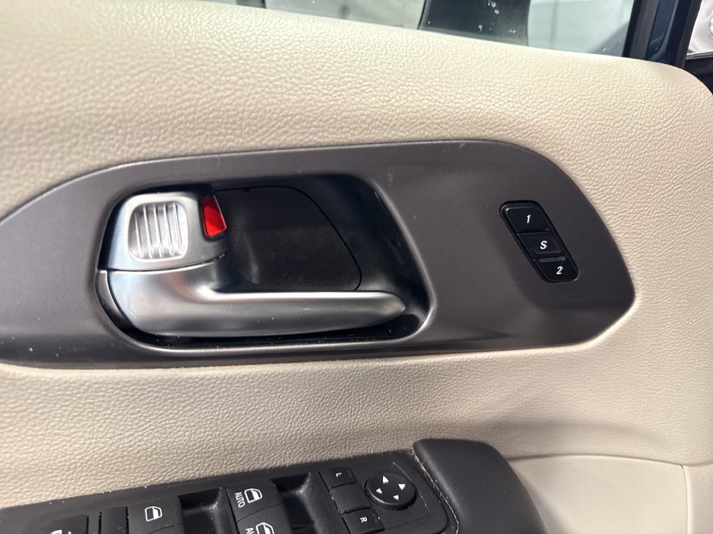 Used 2023 Chrysler Pacifica Touring-L FWD image 30