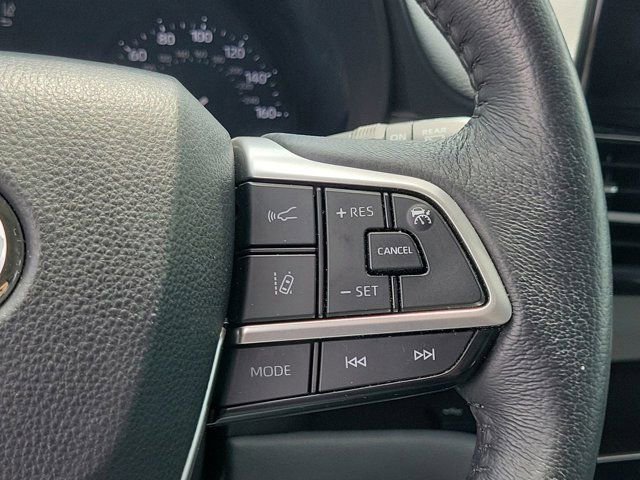 Used 2022 Toyota Sienna XLE FWD image 32