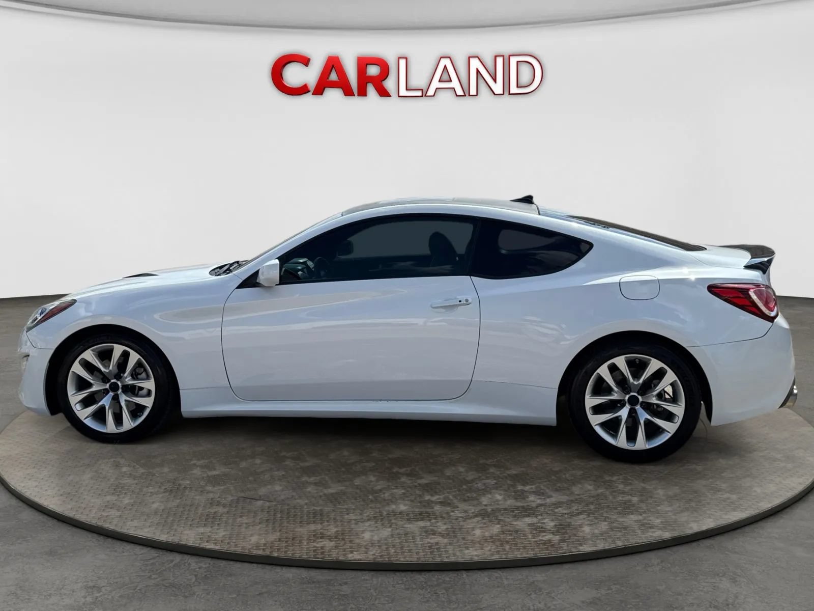 Used 2014 Hyundai Genesis Coupe 2.0T RWD image 2