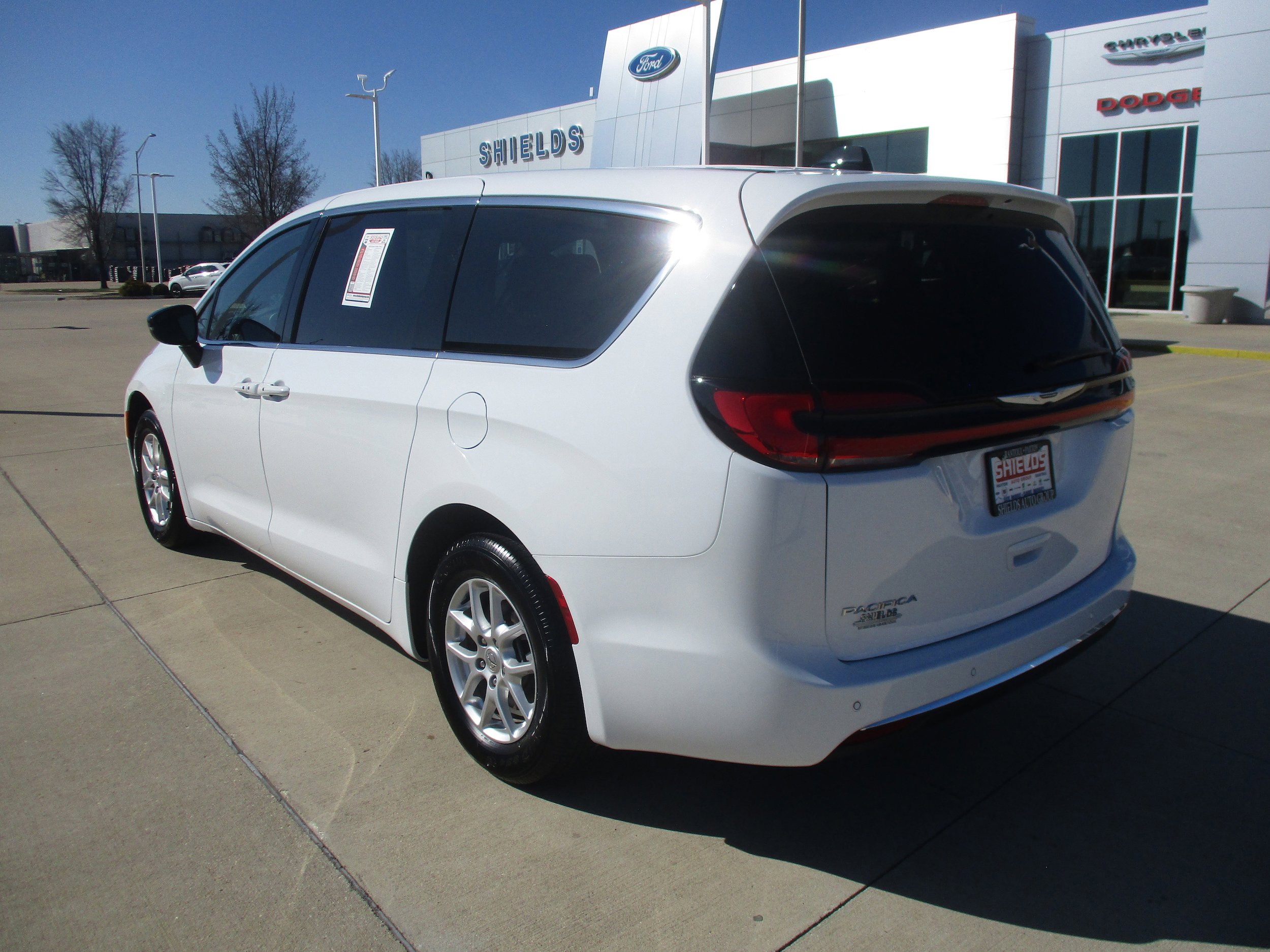Used 2025 Chrysler Pacifica Select image 4