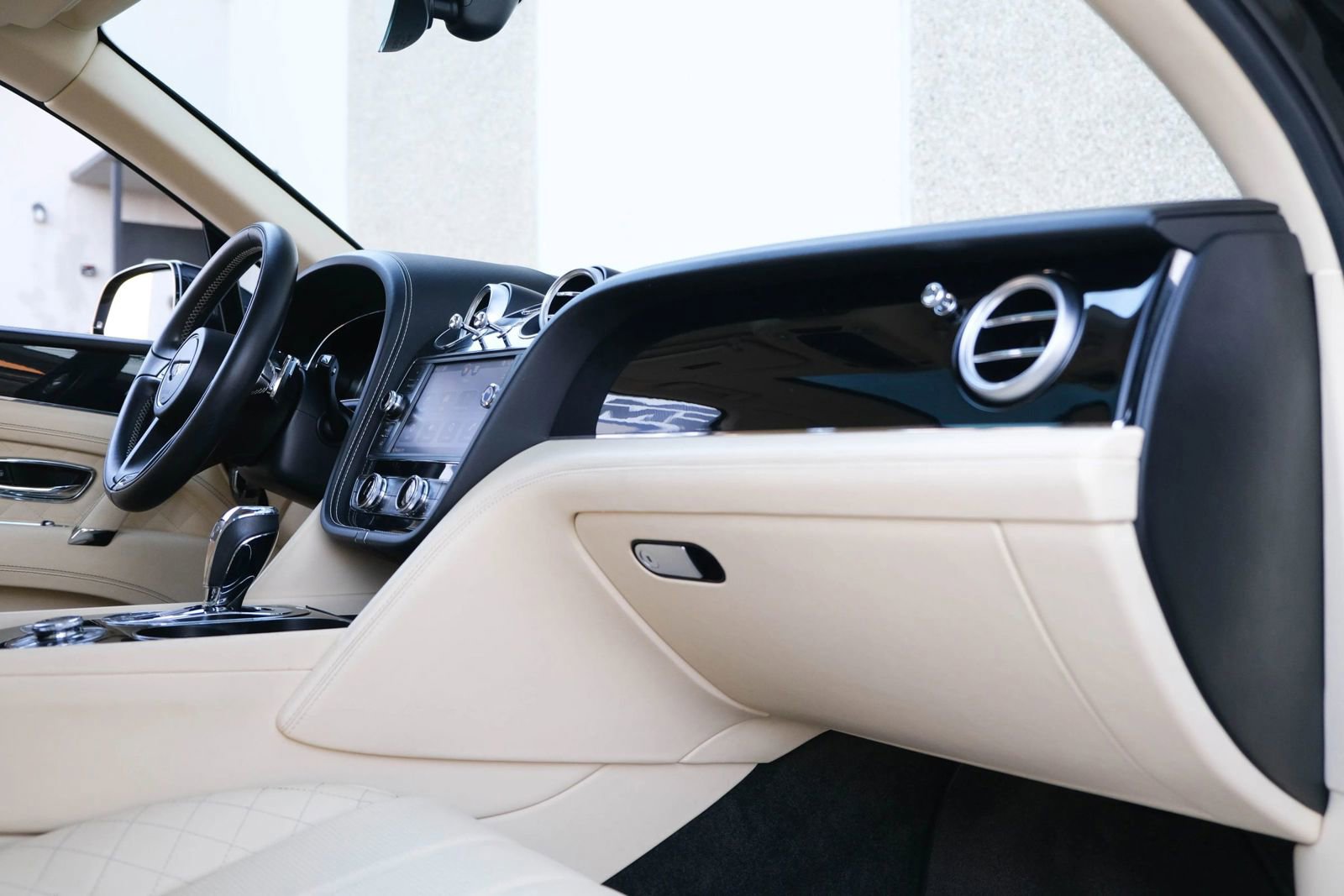 Used 2018 Bentley Bentayga image 31