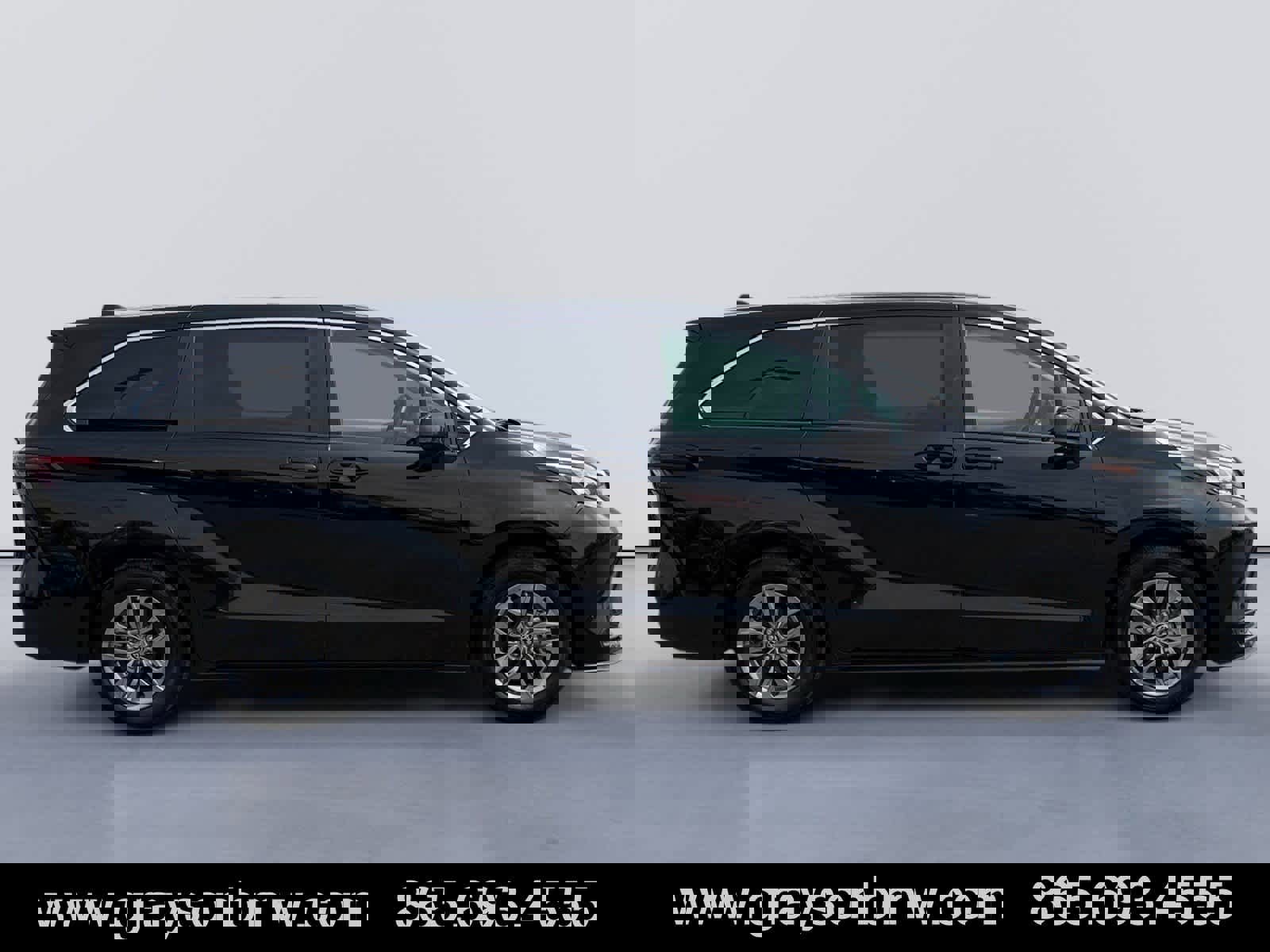 Used 2024 Toyota Sienna LE FWD image 2