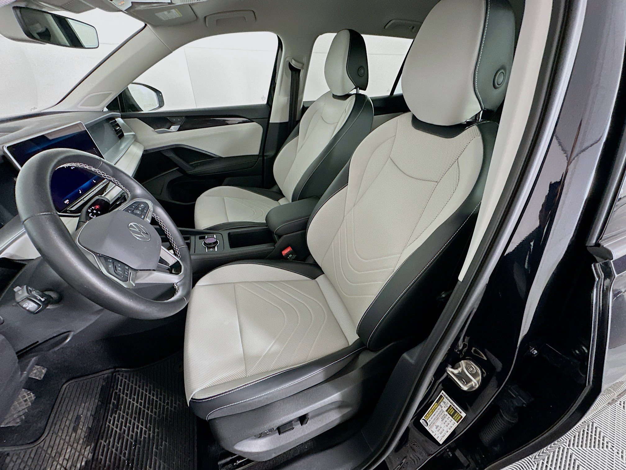 Used 2025 Volkswagen Tiguan SE image 13