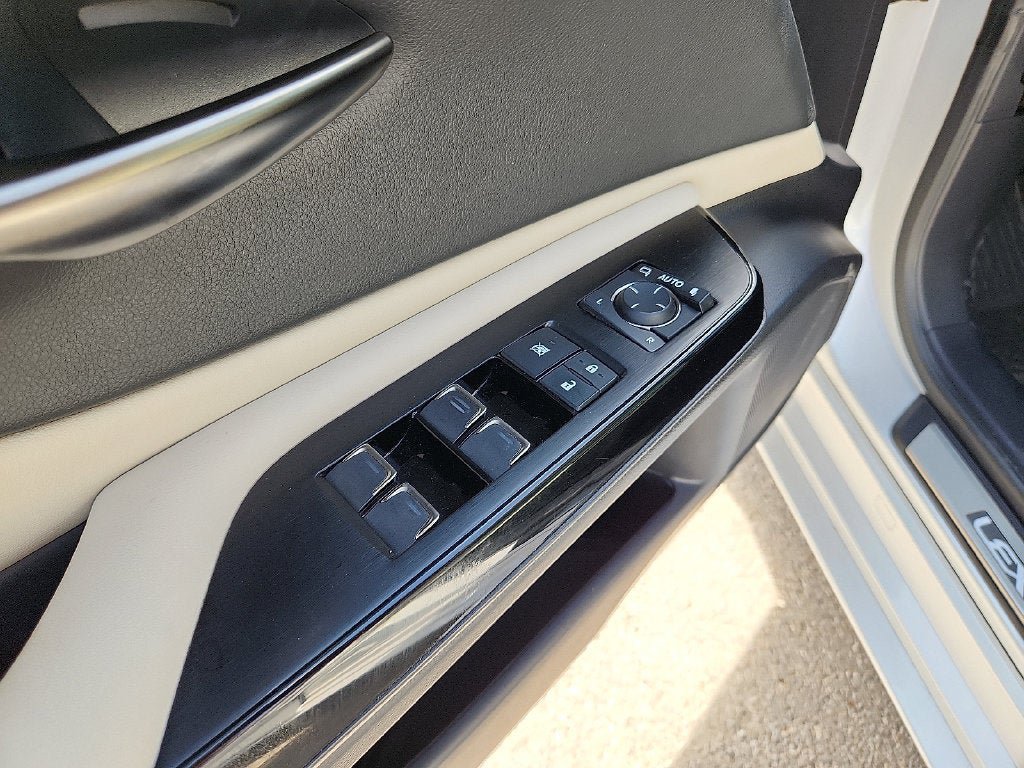 Used 2025 Lexus ES 350 w/ Premium Package FWD image 21