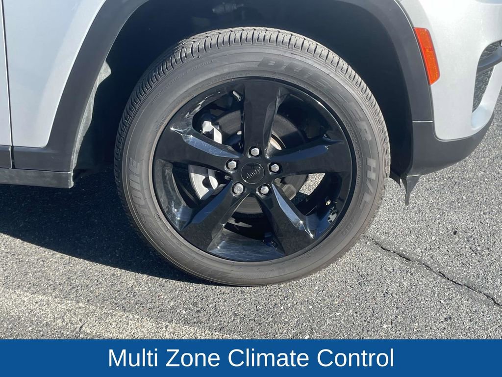 Certified 2025 Jeep Grand Cherokee Altitude image 11