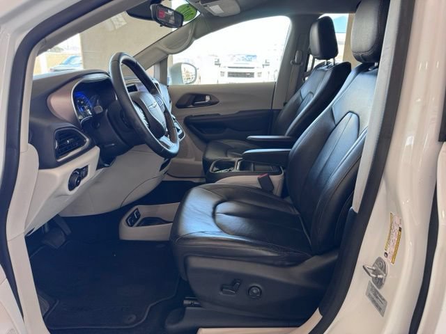 Used 2017 Chrysler Pacifica Touring-L FWD image 9