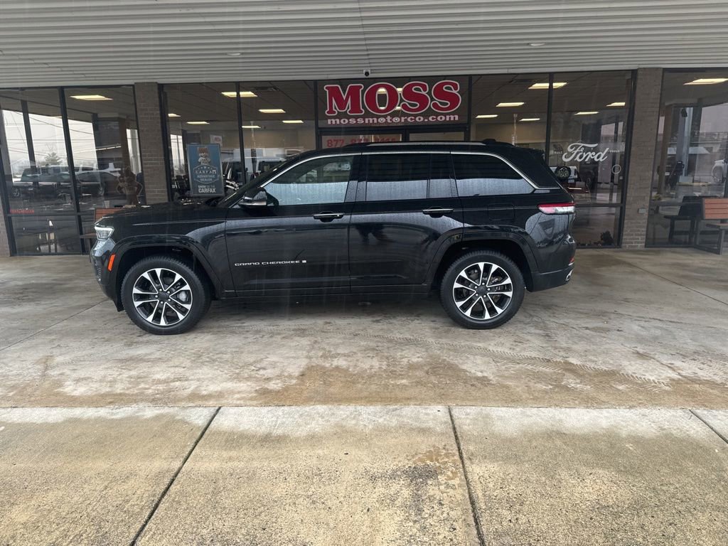 Used 2022 Jeep Grand Cherokee Overland w/ Luxury Tech Group IV AWD/4WD image 7
