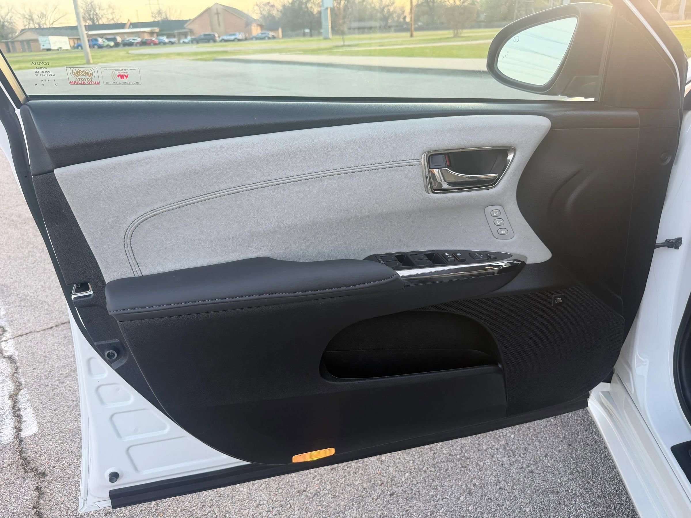 Used 2018 Toyota Avalon Limited FWD image 16
