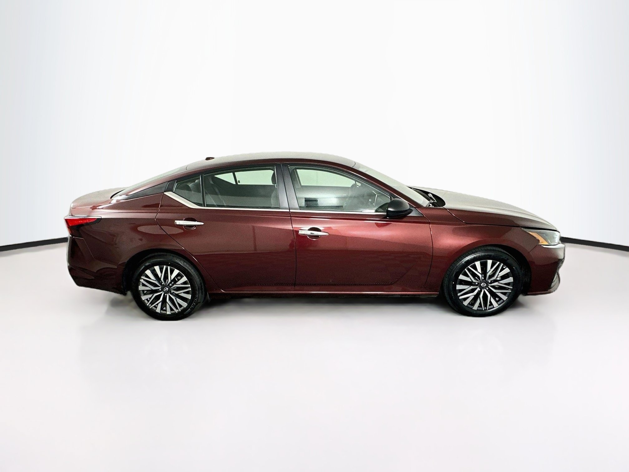 Used 2025 Nissan Altima 2.5 SV FWD image 10