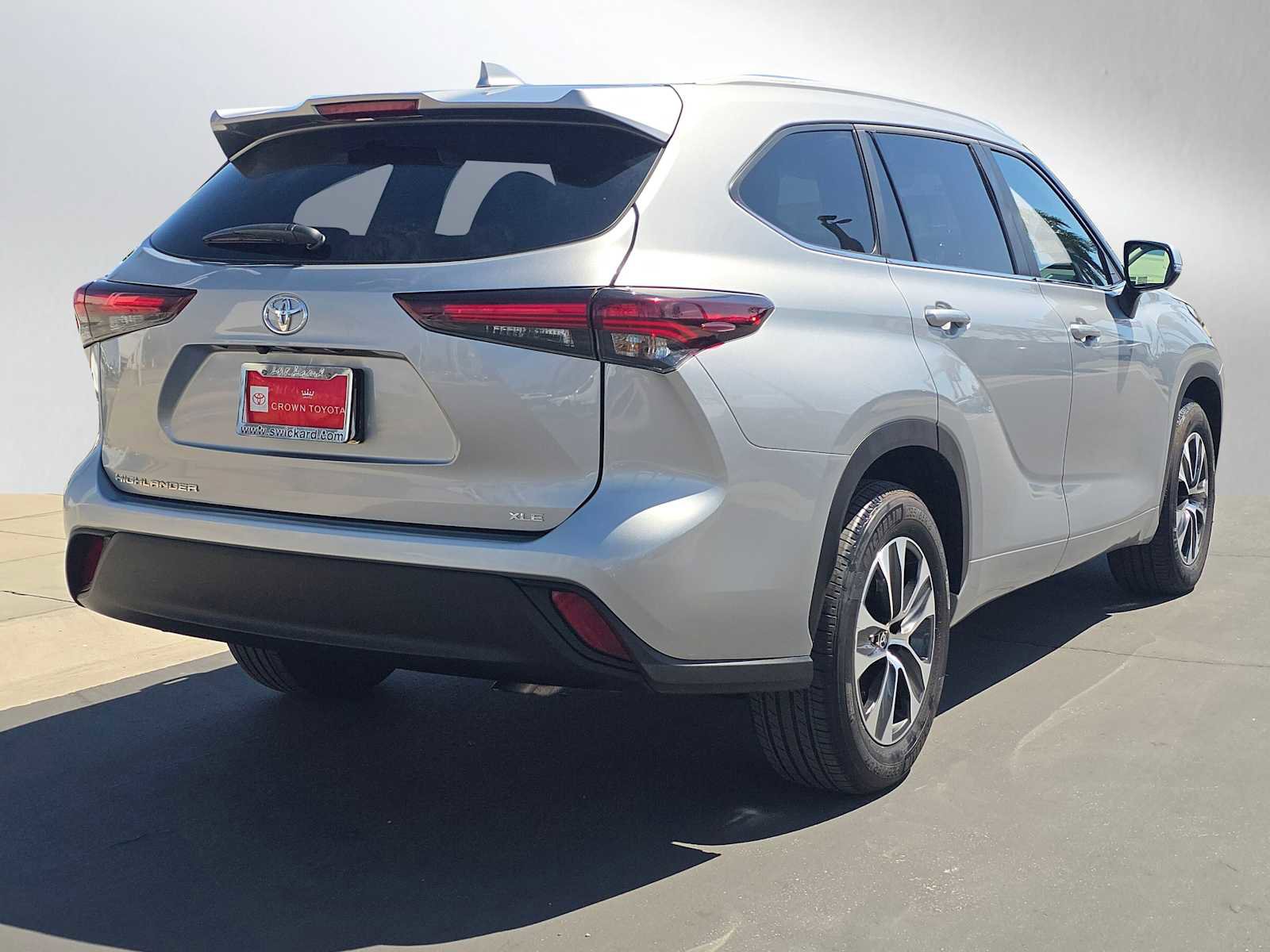 Certified 2025 Toyota Highlander XLE FWD image 3