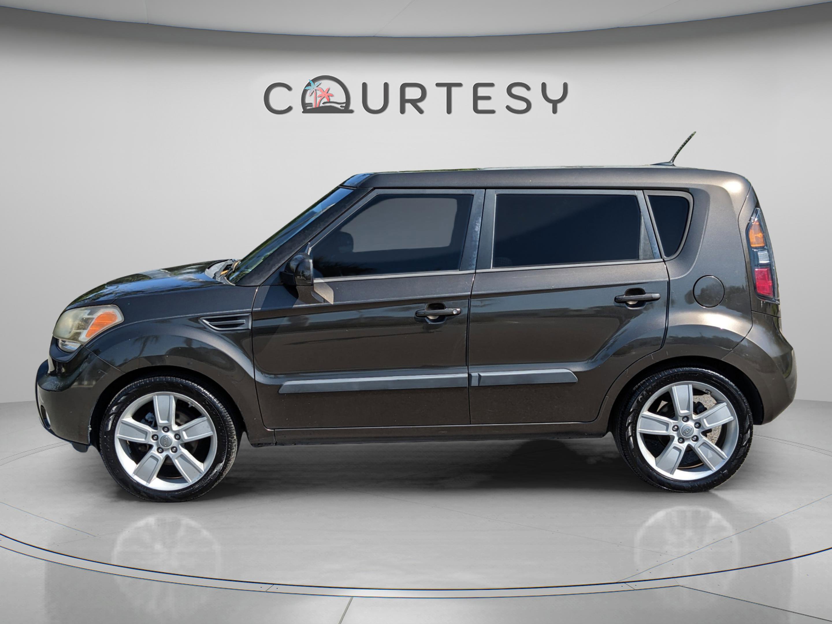Used 2011 Kia Soul ! image 2