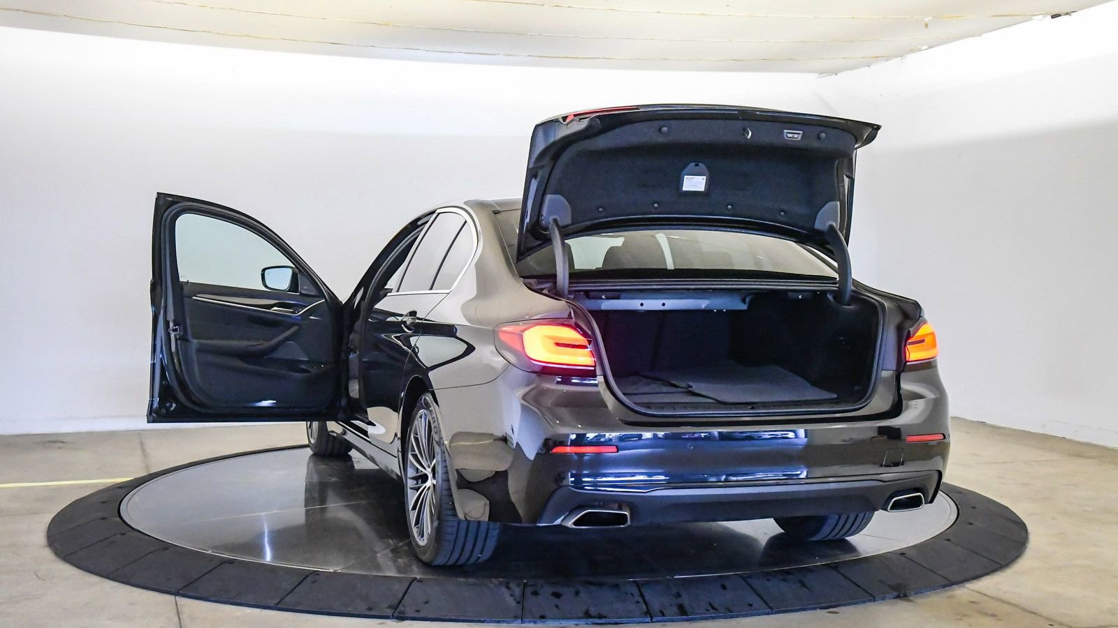 Certified 2023 BMW 530e w/ Premium Package image 27