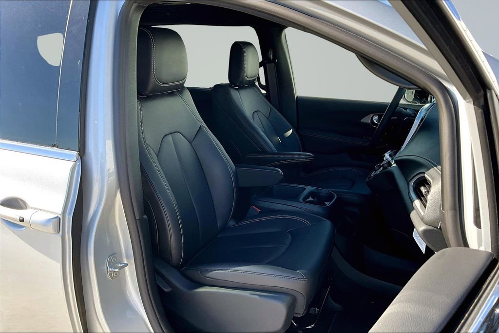 New 2026 Chrysler Pacifica Select image 13