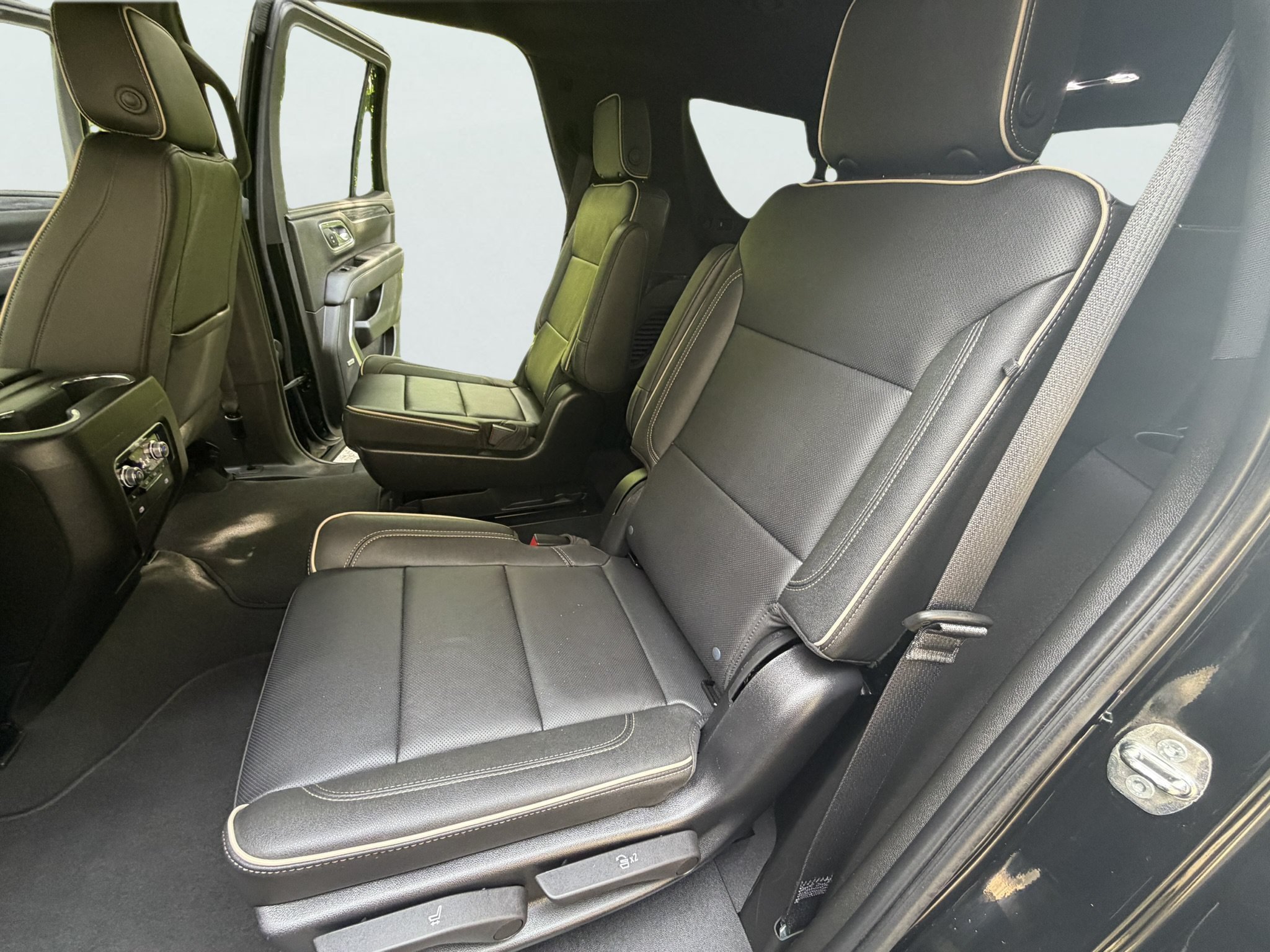 Used 2022 GMC Yukon SLT w/ SLT Luxury Package AWD/4WD image 7